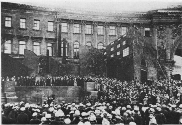 Развенчиваем историю о штурме Зимнего Дворца в 1917 году