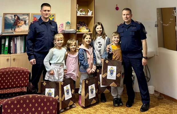 Архангельские следователи поздравили с праздником детей, прибывших из ЛДНР