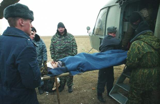 На фото: транспортировка раненых солдат федеральных войск из окрестностей Первомайского, 1996 год.