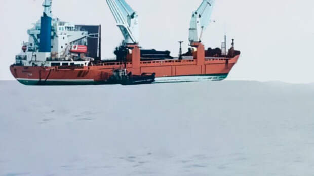 Теплоход застрял во льдах у берегов Чукотки