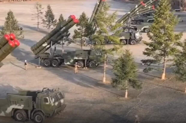 В Северной Корее показали сверхмощную РСЗО KN-25 на новом колесном шасси