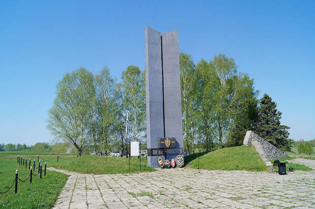 Мемориал на месте братской могилы бойцов отряда Лазнюка.