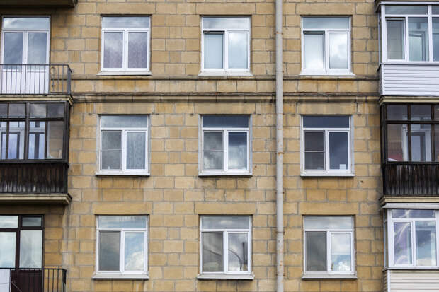 В Петербурге уже третий ребёнок выпал из окна. Число несчастных случаев растёт на фоне жары