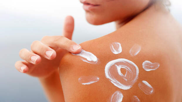 Врач Скорогудаева: людям с болезнями кожи важно использовать солнцезащитный крем