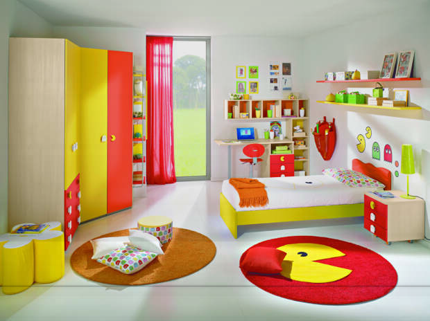 Необычный дизайн детской комнаты с акцентом на насыщенность цвета дополнительных элементов. 