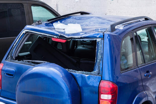 Назван способ получить компенсацию за падение сосульки на машину