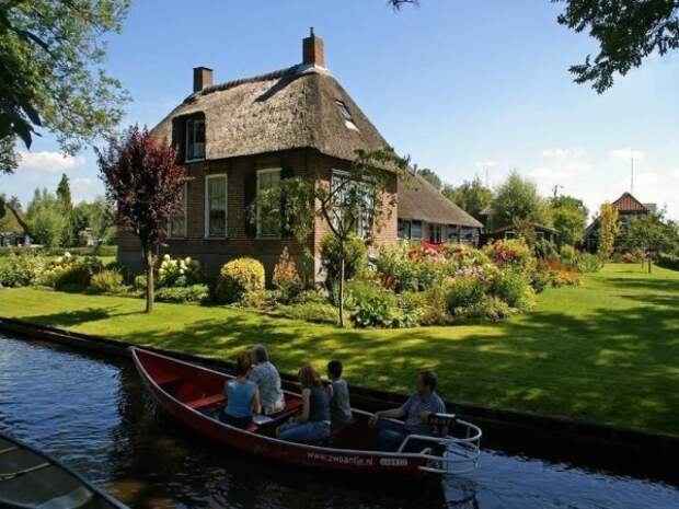 Необычная деревня в Нидерландах где нет дорог (14 фото)