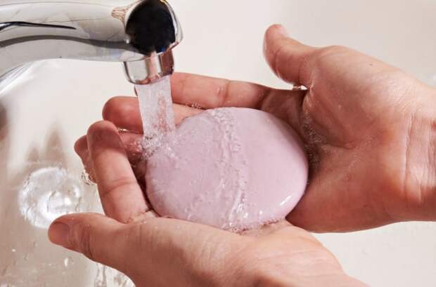 Вода и мыло помогут удалить яд с кожи / Фото: babyzzz.ru