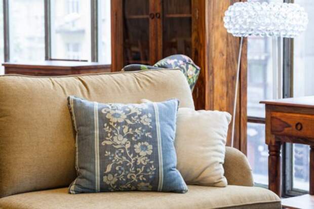 Декоративные подушки, голубая подушка на диване, классический декор