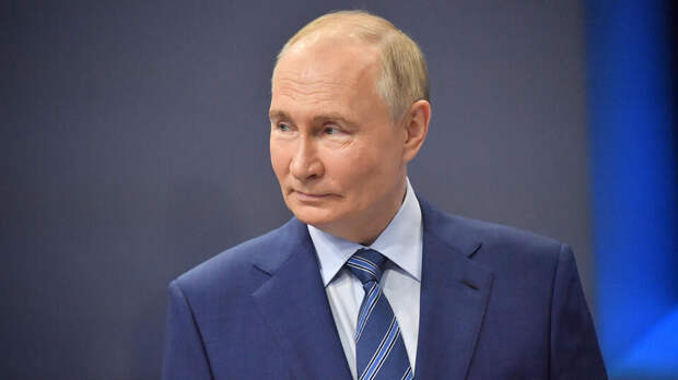 Путин посещает Национальный центр "Россия"
