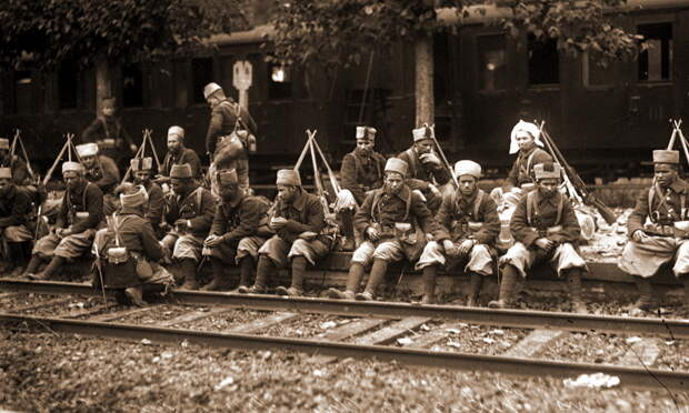 Солдаты французских колониальных частей на перроне железнодорожной станции, 1914 год. Набор в армию шёл по всей Африке, к северу и к югу от Сахары - Всколыхнувшаяся Африка | Warspot.ru