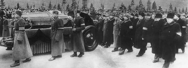 Stalin-umer-idut-za-grobom.jpg