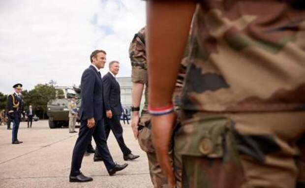 На фото: встреча президентов Румынии и Франции на военной базе НАТО "Михаил Когэлничан" в Румынии. На фото: президент Румынии Клаус Йоханнис (справа) и президент Франции Эмманюэль Макрон (слева). Франция дислоцирует около 500 солдат в Румынии.
