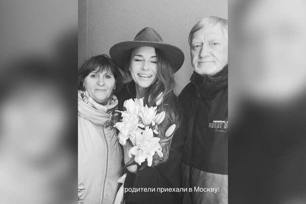 Актриса Любовь Толкалина опубликовала фото с родителями