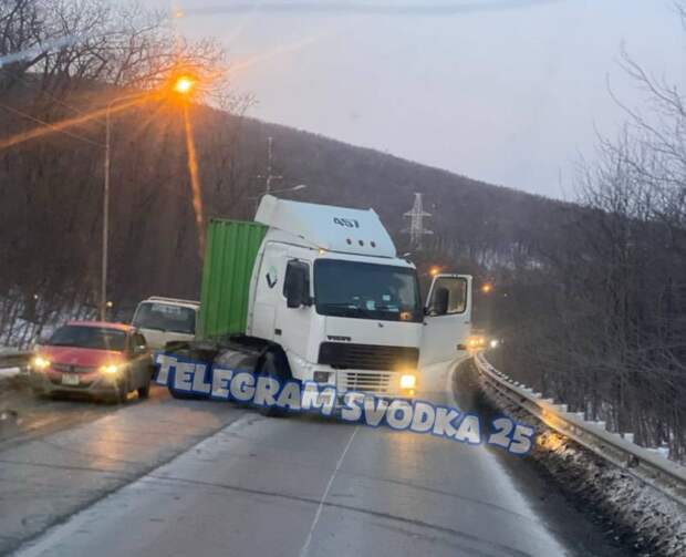 Большегруз устроил пробку на «Дальхимпроме» во Владивостоке