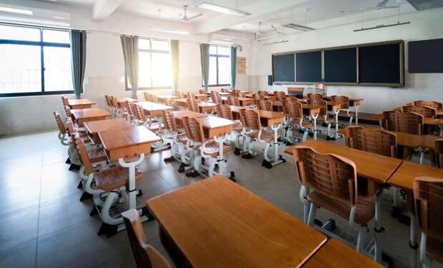 Учитель 17 лет снимал видео под юбками у школьниц