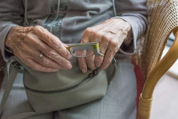 Работающая на курорте 102-летняя женщина назвала чтение секретом долголетия