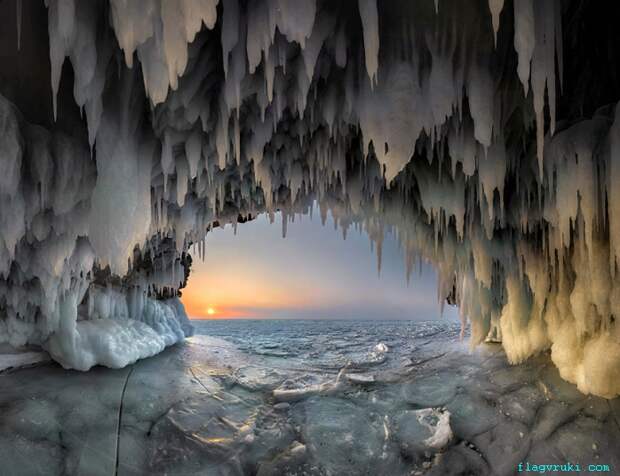 Бесстрашный фотограф рисковал своей жизнью, чтобы запечатлеть Сибирскую ледяную пещеру изнутри.