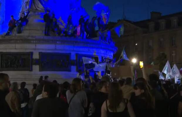 Французские протестующие: правительство Франции поддерживает Украину