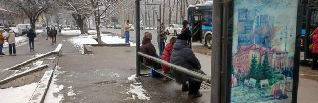 Остановочный комплекс разбили в центре Алматы