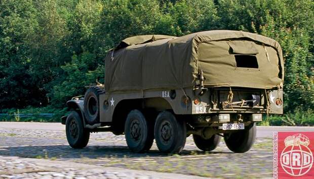 Отсутствие амортизаторов сзади и высокая жесткость «боевой» резины проявились в ходе проездов по булыжнику. Автомобиль «стонал, выл и сотрясал седоков». Но не все так плохо: прямолинейное движение оставалось таковым без особых усилий по корректировке курса.