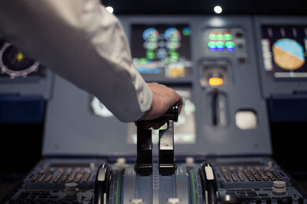 Пилоты самолета объявили чрезвычайную ситуацию из-за странного запаха в кабине