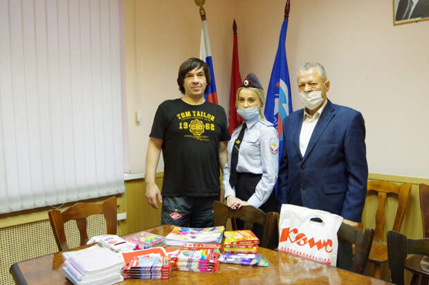 Член Общественного совета при УВД по ЮВАО посетил волонтерскую организация по сбору помощи для школьников