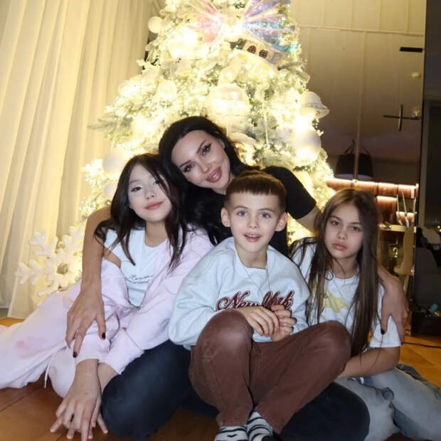 «Где Ари?»: Оксана Самойлова показала семейное фото без старшей дочки