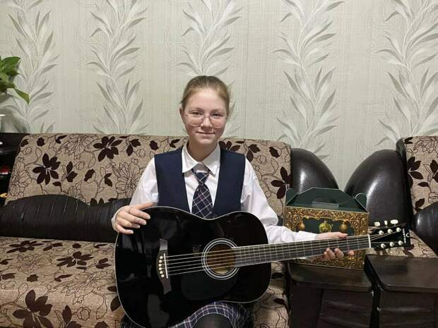 Миңнеханов гитара бүләк иткән укучы кыз инструментта хәрби әтисе уйнарга өйрәтүен сөйләде