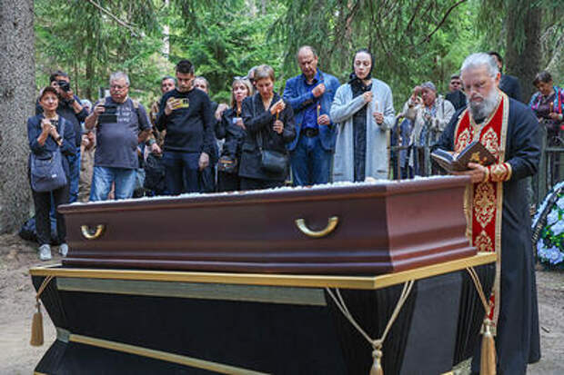 В РПЦ рассказали, можно ли развеивать прах усопших