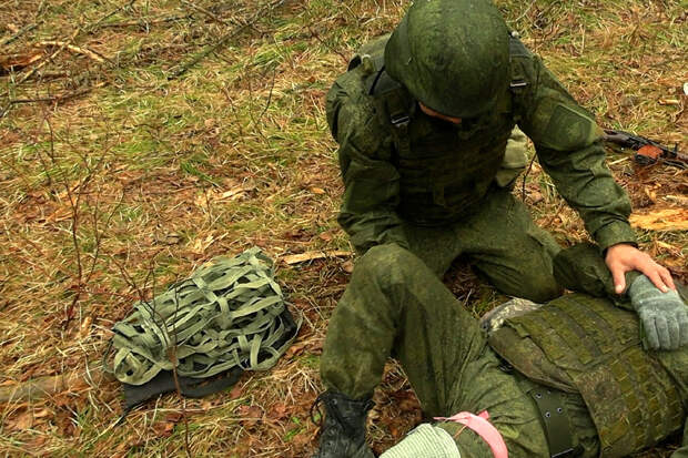 Военнослужащие армейского корпуса ВВО на Сахалине  проходят курс тактической медицины с эвакуацией «раненого»