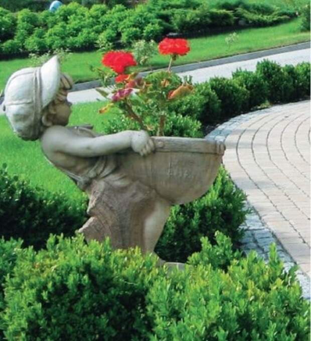 каменный мальчик с вазоном для цветов 