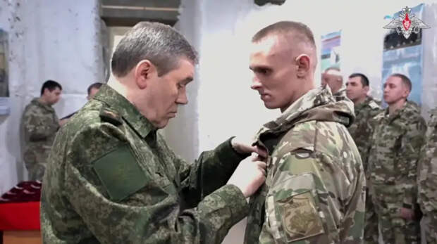 Начальник генерального штаба Валерий Герасимов провел совещание с руководством группировки «Центр», заслушав доклад генерала Мордвичева