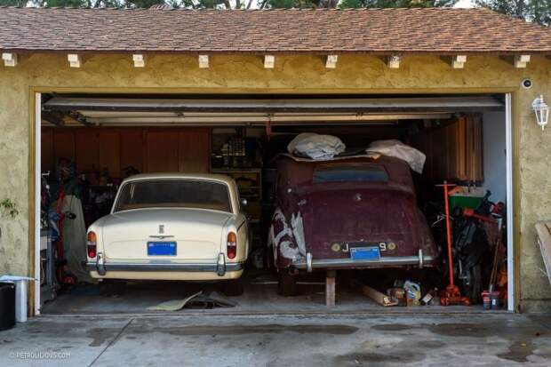 Редкие олдтаймеры среди груды хлама в старом гараже ferrari, авто, автомобили, гараж, находка, олдтаймер, ретро авто
