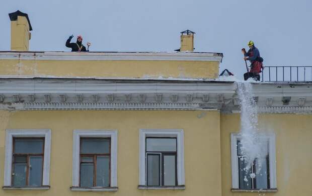 Более тысячи крыш очистили за сутки от снега в Петербурге