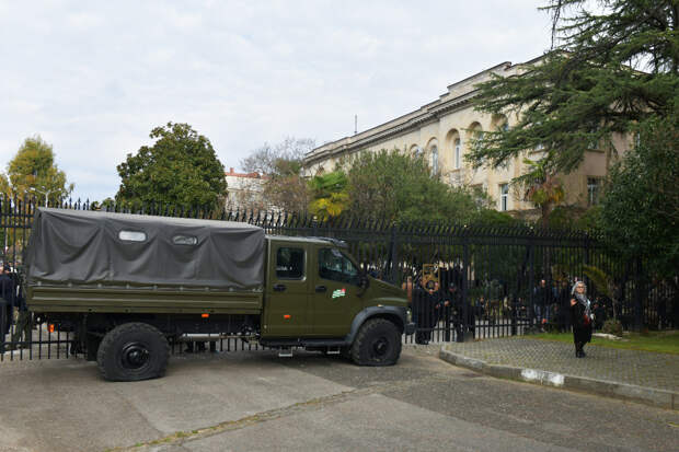 Протестующие в Абхазии прорвались в парламент и к администрации президента. Власти начали переговоры