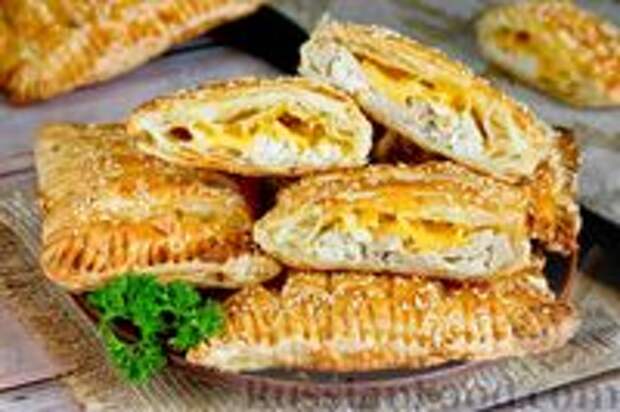 Фото к рецепту: Слойки с отварной курицей и сыром