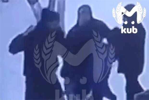 Россиянин избил старшеклассника перед входом в школу на глазах у охранника