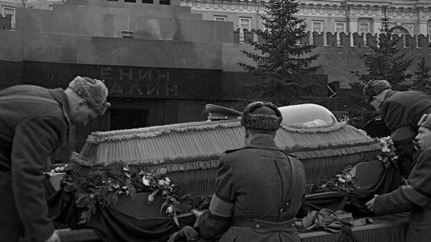 Stalin-v-grobu-u-mavzoleya-e1615905514621.jpg