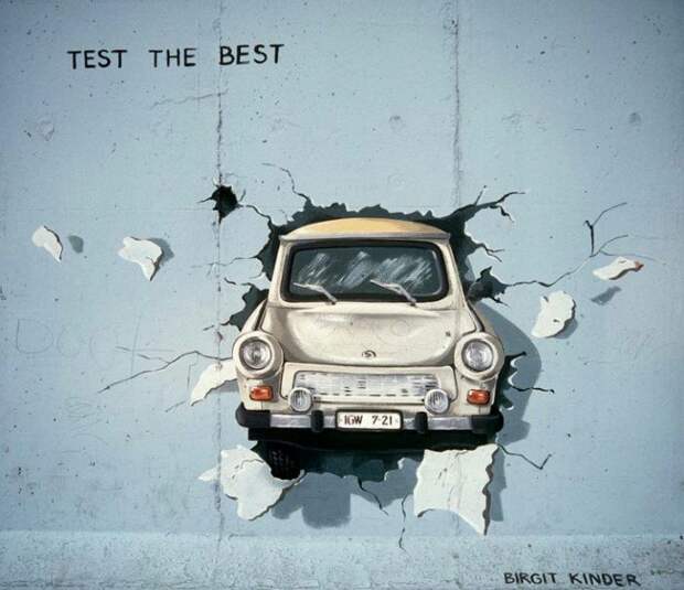 Граффити, где Траби пробивает Берлинскую стену, 1990 год. /Фото: terraoko.com