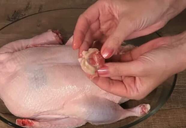 Что нужно удалить у утки, чтобы блюдо не приобрело специфический запах: кулинарный секрет