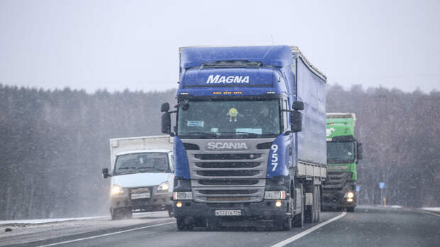 Зачем дальнобойщики едут близко друг к другу и мешают обгону легковым машинам