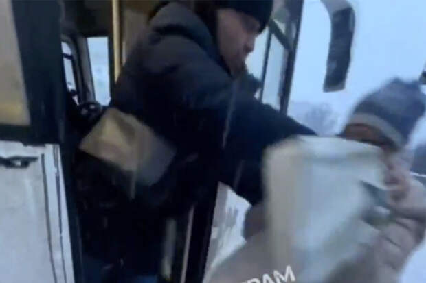 В Туле на видео сняли, как мужчина ударил по голове и толкнул пассажирку автобуса