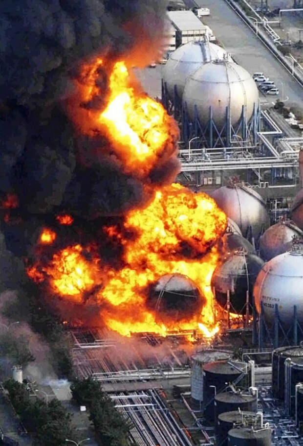 Ядерный взрыв аэс. Авария на АЭС Фукусима. Фукусима взрыв на АЭС. АЭС Фукусима-1. Чернобыль взрыв атомной станции.