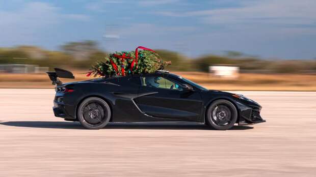 Chevrolet Corvette ZR1 с елкой установил рекорд