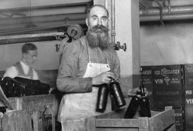 «Долой чаевые подачки» На улицы вышли тысячи барменов и официантов. Как самая странная забастовка изменила ход истории России?