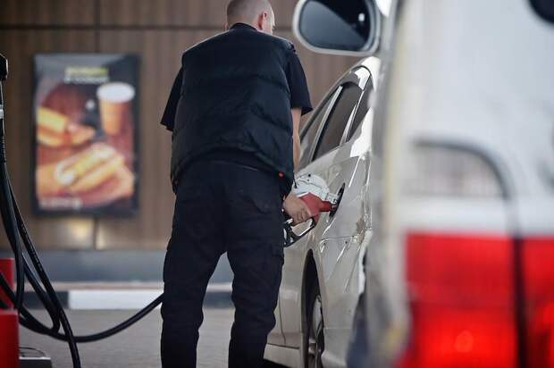 В правительстве призвали «прям очень срочно» сдержать рост цен на бензин