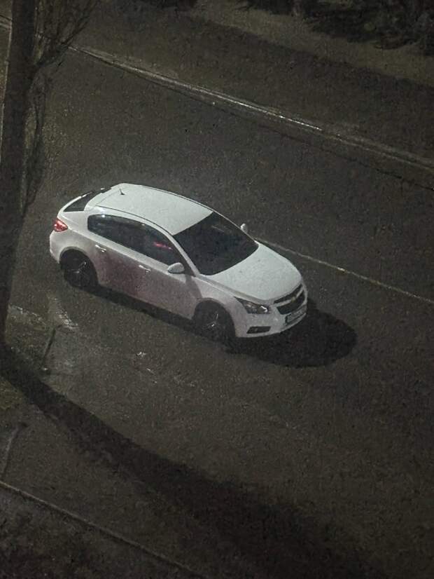 Стоит автомобиль минут 30 по улице Панченко моргает фарами и пытался выйти с