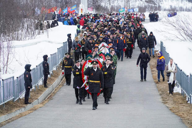 Воины-североморцы почтили память защитников Заполярья в Долине Славы