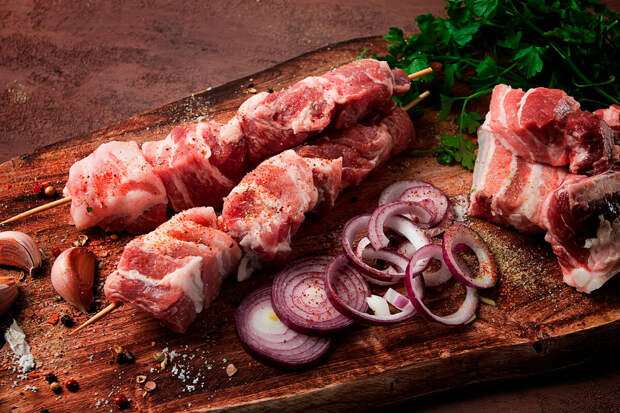Врач Белоусов: при покупке готового шашлыка сложно оценить свежесть мяса